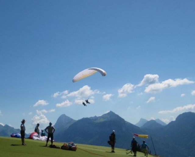 Zum ersten Mal Gleitschirmfliegen in den Bergen 